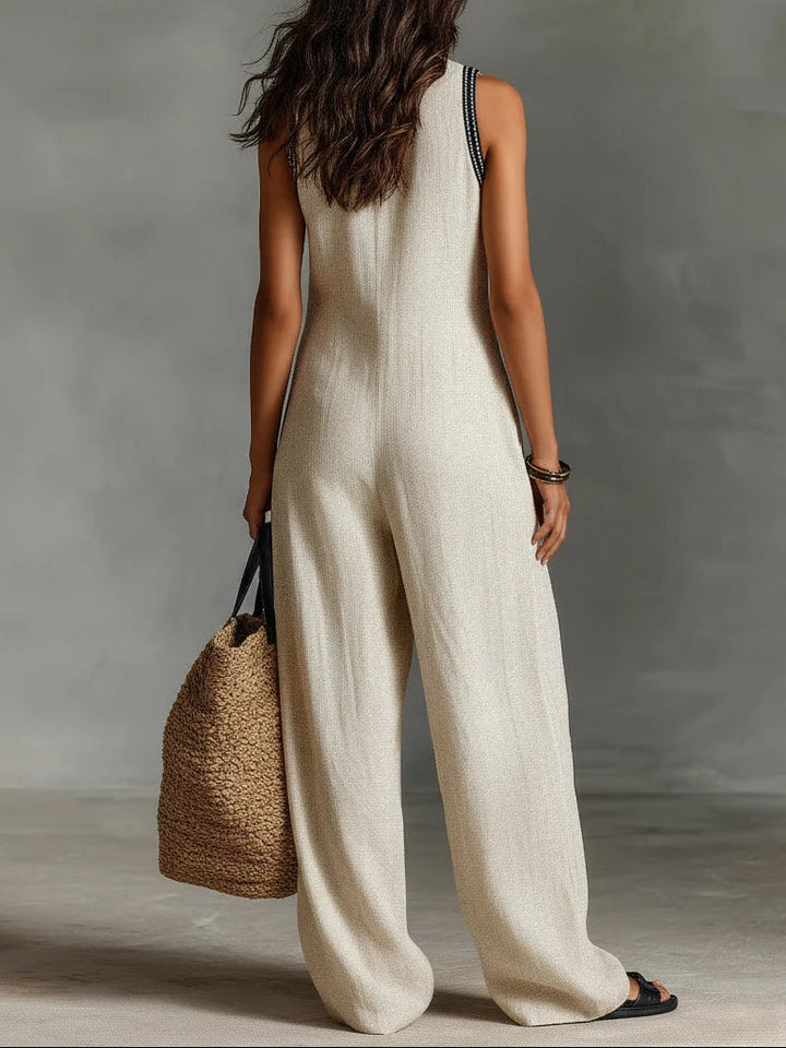 Emma | Tuta beige smanicata con scollo profondo e gamba larga