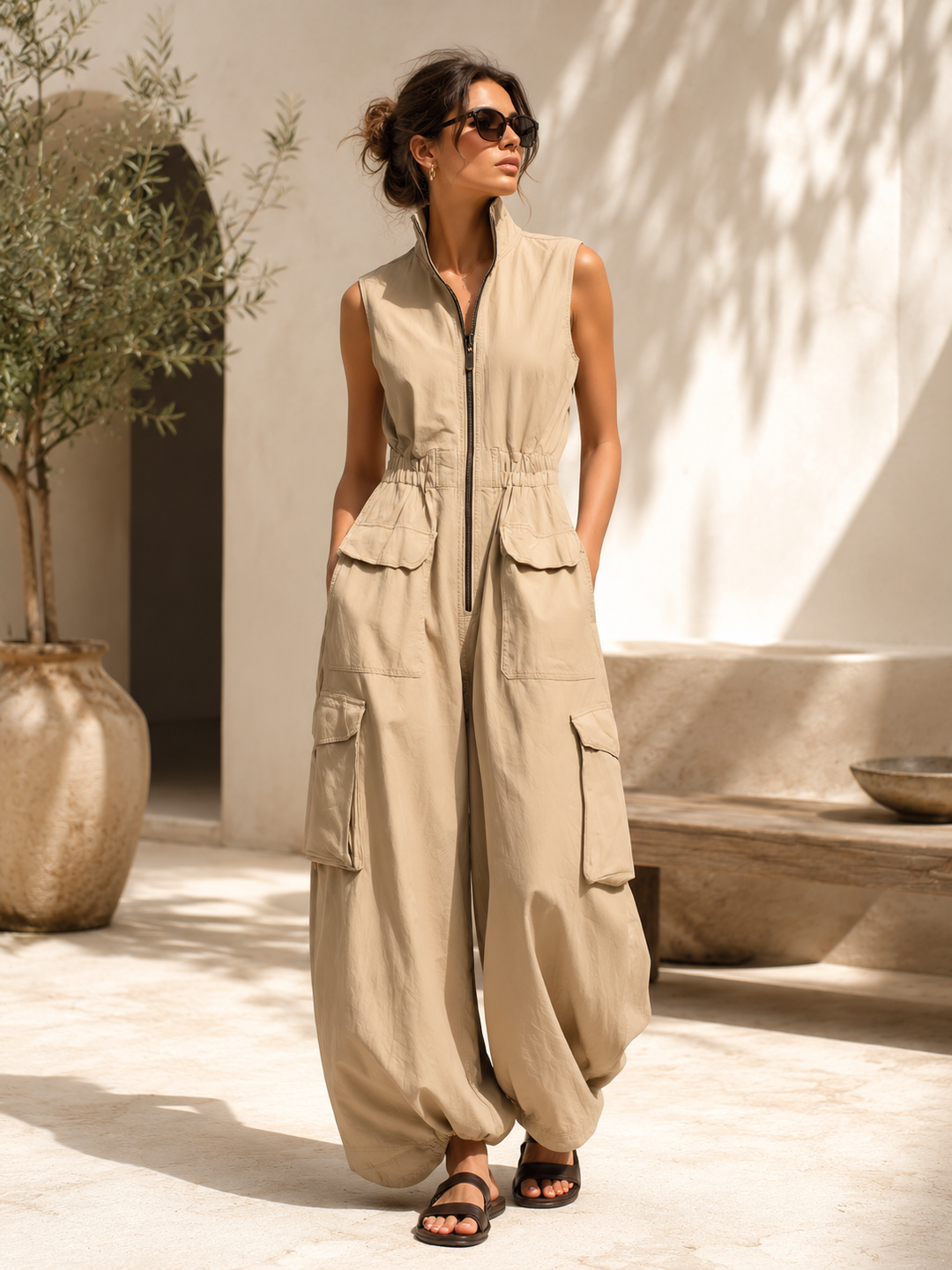 Elba | Tuta cargo utility senza maniche in cotone beige con zip frontale