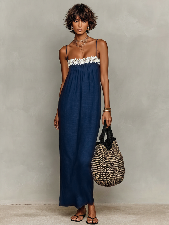 Greta | Maxi abito nero con dettaglio in pizzo e spalline sottili