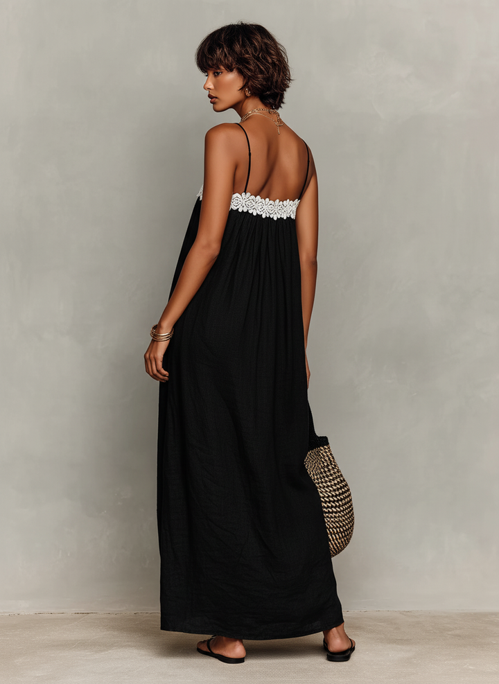 Greta | Maxi abito nero con dettaglio in pizzo e spalline sottili