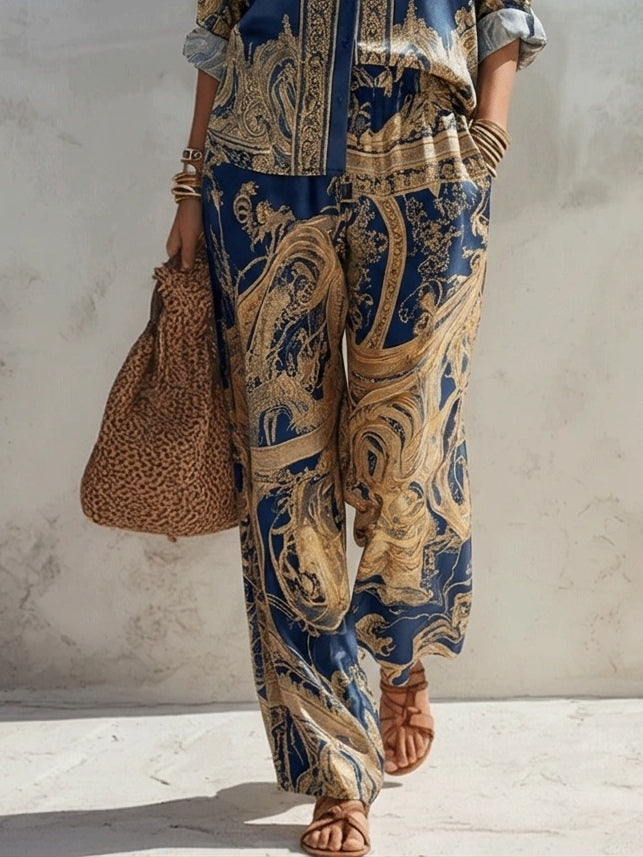 Dolcezza | Completo due pezzi in raso blu navy con stampa barocca dorata