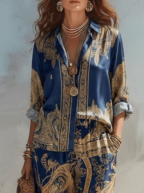 Dolcezza | Completo due pezzi in raso blu navy con stampa barocca dorata