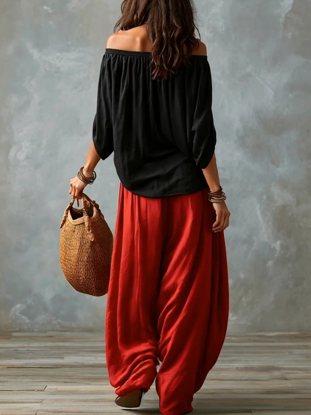 Lipari | Completo due pezzi con top nero off-shoulder e pantaloni lanterna rossi